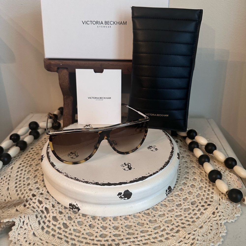 Victoria Beckham Tortoise Shell Sunglasses with Brown Lenses - Picture 2 of 8